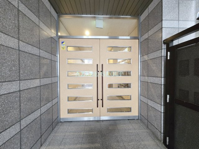 レジアス新横浜のエントランス