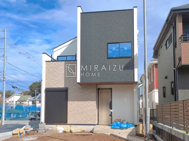 【外観】 | 青く澄み渡った綺麗な空と、陽の光をたっぷりと受ける、そんな新築住宅で新生活をスタートしてみませんか？見学・ご相談等、ミライズホーム(株)までお気軽にご連絡下さい。