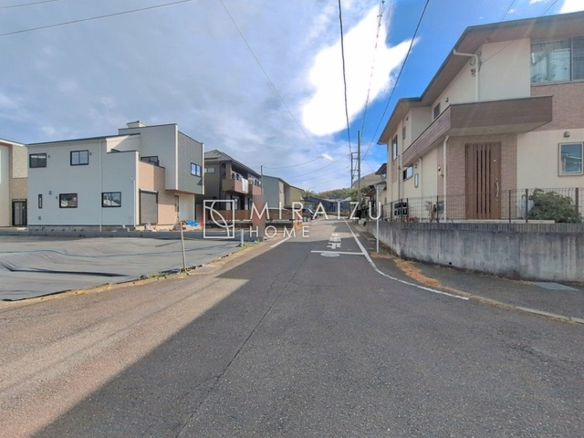 【居間・リビング】 | 大きな窓が特徴の南向きリビングでは、太陽光も沢山取り込むことが出来てお家の中にいても日光浴が可能ですね、開放的な空間です。インテリア選びも楽しそう、ご家族様で相談しながらインテリア配置も楽しみたいです