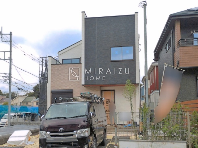 【キッチン】 | 洗練されたキッチンでは毎日の家事を少しでも楽に快適に工夫したいですね、大きいシンクではお皿洗いもストレスフリー、3口コンロでは要領よくお料理も可能です。レンジフードもお掃除がしやすい設計が嬉しい。