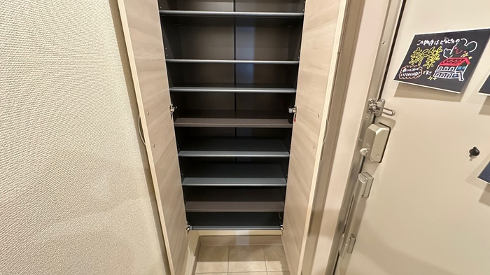 ルヴィータ栄生の玄関