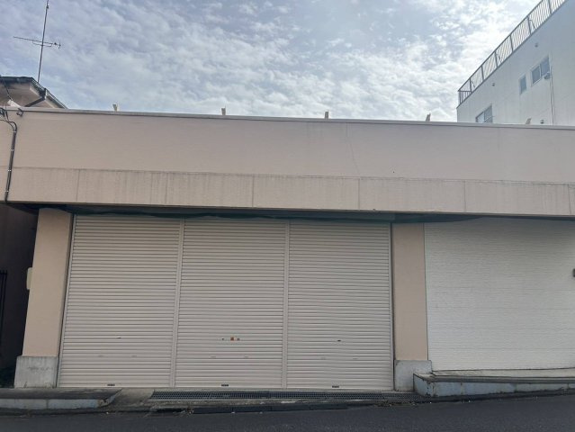 横浜市緑区十日市場町の倉庫の外観