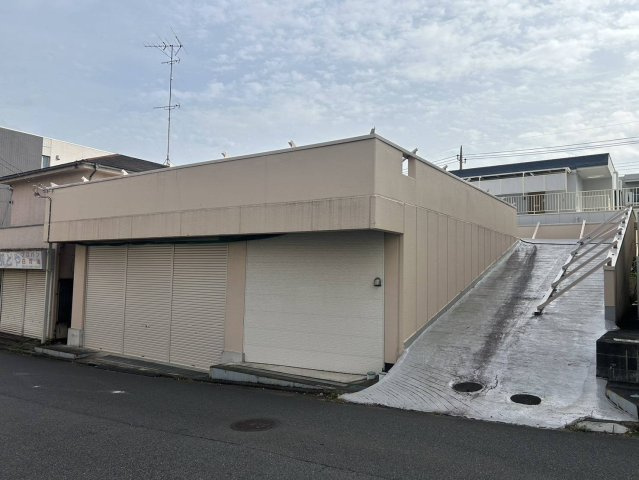 横浜市緑区十日市場町の倉庫の外観