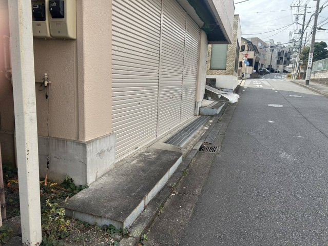横浜市緑区十日市場町の倉庫の外観