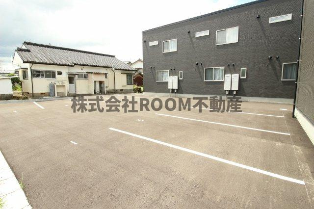 Lugn　plats　Bの駐車場|車をお持ちの方に嬉しい駐車場付きの物件です
