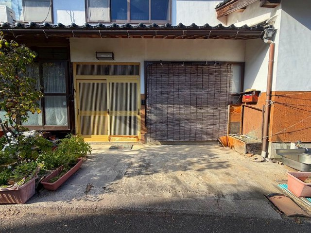 ■□安来市切川町戸建□■の玄関|玄関となります。
自転車・バイク等でしたら停める事ができます。