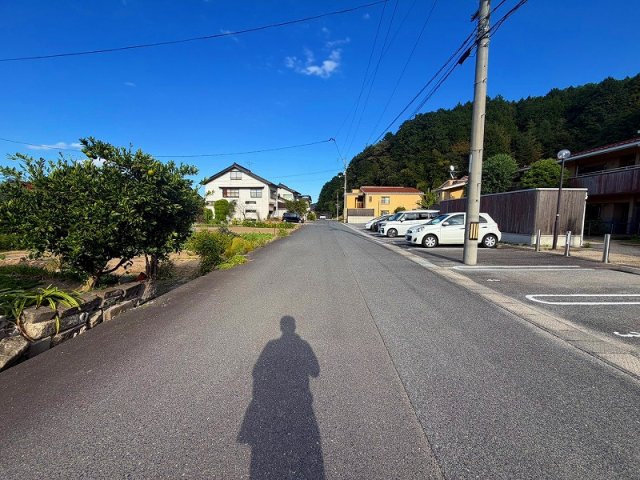 ■□安来市切川町戸建□■の前面道路含む現地写真|駐車場前面道路になります。
幅員も広くお車の取り回しも問題ございません。