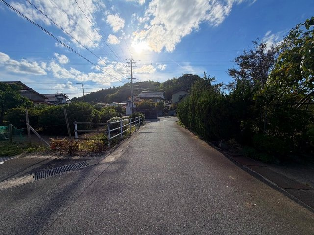 ■□安来市切川町戸建□■の前面道路含む現地写真|駐車場前面道路になります。
幅員も広くお車の取り回しも問題ございません。