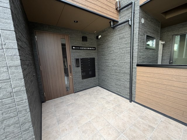Louis Apartment豊中蛍池ウエストのエントランス