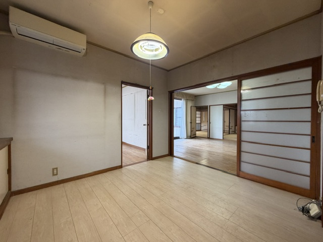 都城市若葉町の中古一戸建の洋室