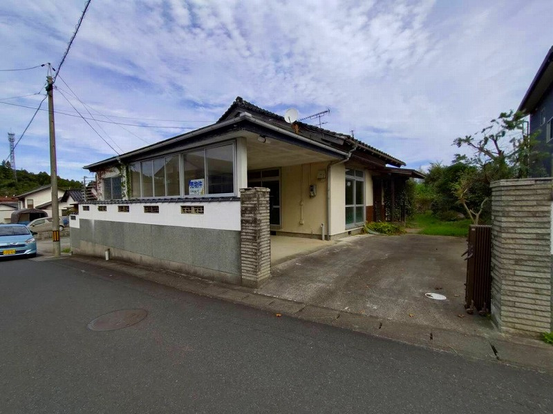 ■□安来市西赤江戸建□■の外観|駐車スペースもございます。
車庫もございますので雨風しのげます〇