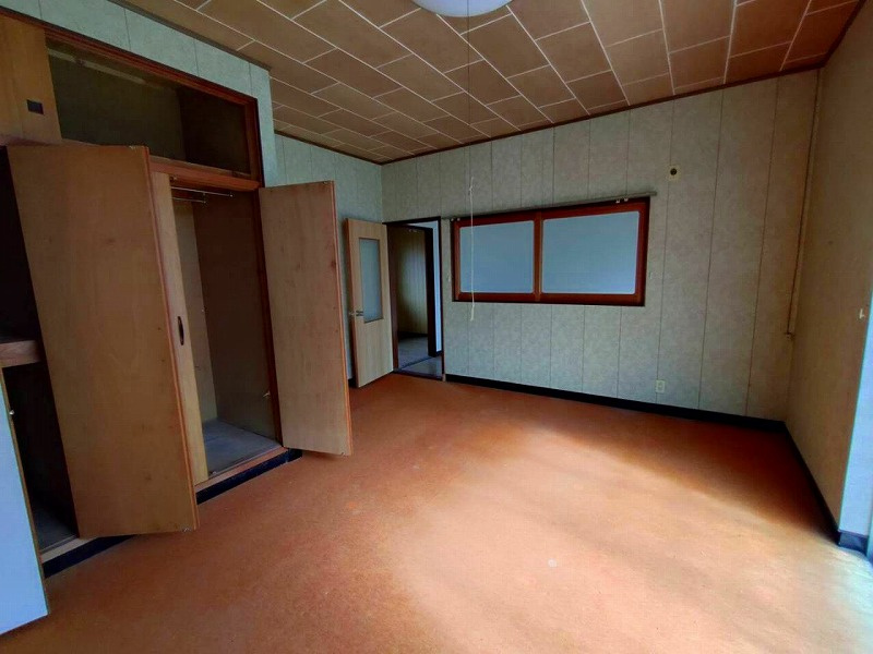 ■□安来市西赤江戸建□■の洋室|寝室となります。
収納スペースもしっかりございます。