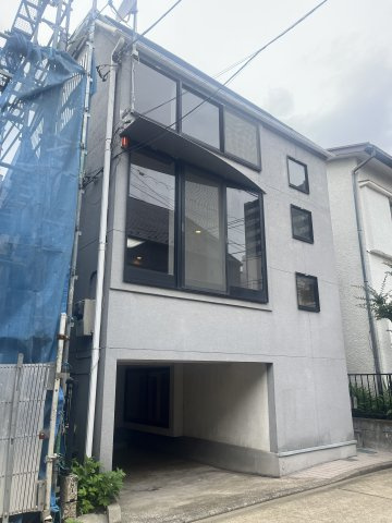 【外観】 | 個性的でモダンな窓配置が目を引く建物デザインです。1階車庫スペースにより、雨の日でも濡れずにお車の乗り降りが可能。見た目の美しさと実用性を兼ね備えた、満足度の高い外観です！