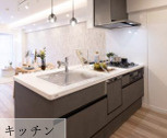 ライオンズマンション南大沢のキッチン|使い勝手の良いシステムキッチンです。食洗機が装備されているため食後の後片付けもスムーズに行えます。リビングを見渡せる対面型仕様となっており、調理中もご家族との会話が楽しめます。