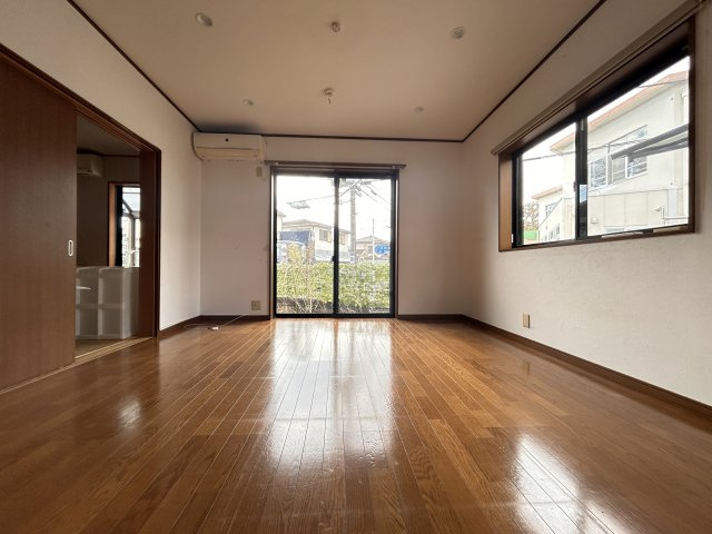 あきる野市野辺　中古住宅￤小学校徒歩1分！駅徒歩7分♪4LDK中古戸建ての居間・リビング