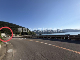 【駐車場】 | 広川町事業用賃貸 | 湯浅方面からキララときめきロードの山中を通ってくると海と建物が見えてきます
