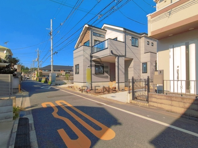 【前面道路含む現地写真】 | 練馬区田柄２丁目　新築戸建て　２号棟 | すっきりとした前面道路は、見通しが良く歩行も安全