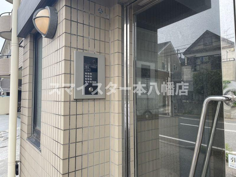千葉市花見川区検見川町３丁目の賃貸マンションのエントランス