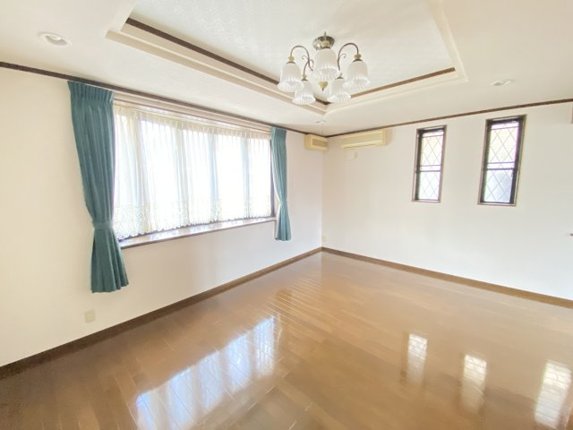 【居間・リビング】 | 西都賀５丁目戸建て | 大きな出窓、折上げ天井が優雅な雰囲気のリビング
