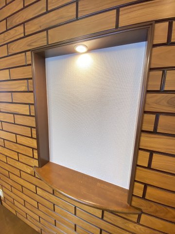 【居間・リビング】 | 西都賀５丁目戸建て | 照明付の飾り棚