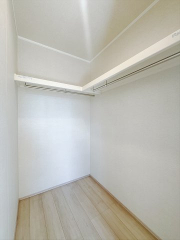 【新築戸建】高崎市中豊岡町63番の収納|■WIC｜お気に入りのお洋服もシワを作らずきれいに管理ができる夢のウォークインクローゼット！今お使いの収納ケースもスッポリそのまま収まる広さです♪