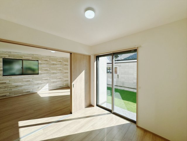 【新築戸建】高崎市中豊岡町63番の洋室|■1階洋室｜大きな窓がついています♪陽光たっぷり差し込む空間ライフはいかがですか