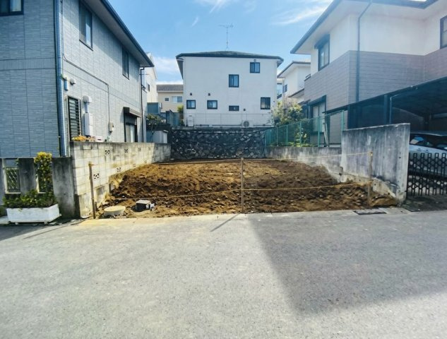八王子市散田町4丁目　土地の前面道路含む現地写真|すっきりと整備された現地更地です。高低差が少なくフラットな地盤となっているため、スムーズに建築工事へと移れます。前面道路からの見通しも良く、お車の出し入れや日々の移動も快適に行える環境です。