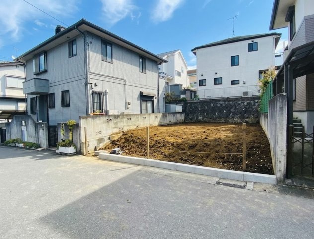 八王子市散田町4丁目　土地の前面道路含む現地写真|アプローチ部分から見た現地状況です。敷地全体を見渡しやすい形状となっており、お車や自転車の駐車スペース配置もイメージしやすくなっております。落ち着いた住環境で穏やかな日常を送ることができます。