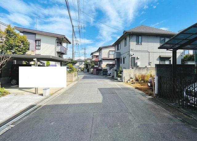 八王子市散田町4丁目　土地の前面道路含む現地写真|約6.2mの前面道路に面した現地です。車通りの少ない静かな道路環境のため、お車の駐車時やお子様とのお出かけ時も安心感があります。周辺は整った街並みが広がっており心地よい住環境が保たれています。