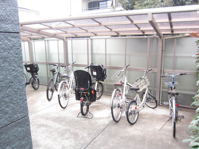 メゾンボヌールのその他共用部分|★敷地内屋根付き駐輪場★