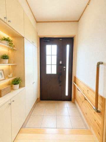 売中古戸建　御殿場市中山の玄関|日が差し込む、明るい玄関は、開放感があり、毎日気持ちよく家族やお客様を迎えられます
