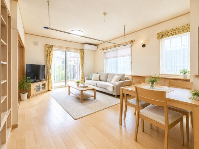 売中古戸建　御殿場市中山の居間・リビング|10.75帖あるリビングは、家族が集まりやすく、ゆったりとくつろげる心地よい空間です（AI補正あり）