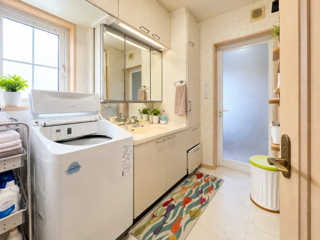 売中古戸建　御殿場市中山の独立洗面台|窓付きで明るい洗面スペース！収納も充実しており、毎日の身支度や洗濯にも便利です