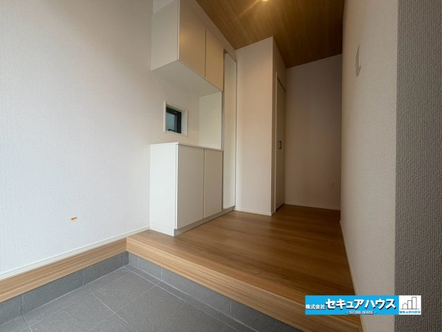 【今からご案内可能】大府市梶田町5丁目　全1棟の玄関|【玄関】
◆お家に出会う人々を迎える玄関だからこそ、広々清潔感あふれる空間にしたいものです。採光・通風にも配慮された設計で毎日明るい空間をキープします♪