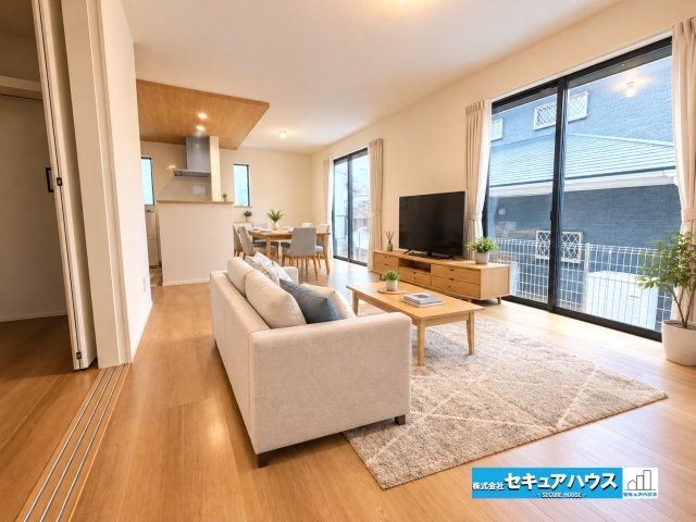 【今からご案内可能】大府市梶田町5丁目　全1棟の居間・リビング|【LDK】※家具はイメージになります。
◆通学から帰宅し、リビングルームで会話を楽しむ子ども達。リビングから臨む景色は太陽色に染まり、解放感溢れゆったりとしたひと時を過ごすことが出来る素敵な空間です。