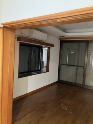 【居間・リビング】 | 牛久保町戸建 | 1階・リビングダイニングキッチン15.5帖☆勝手口から専用庭に出れるお部屋です♪出窓があるのでインテリアを飾って楽しむこともできます♪