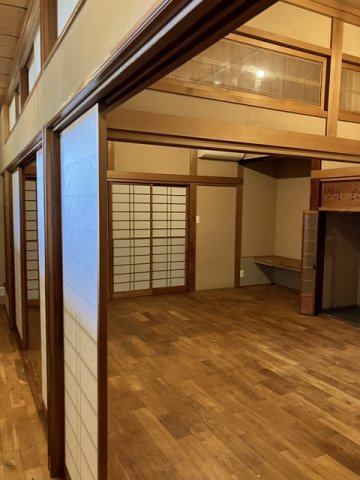 【寝室】 | 牛久保町戸建 | 1階・洋室14帖☆バルコニーに繋がるお部屋です♪縁側があるので読書をしたり、夕涼みをするなど自由な用途に使えます☆