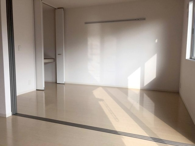 グランシャリオ 弐番館の寝室|クローゼット付の寝室です☆