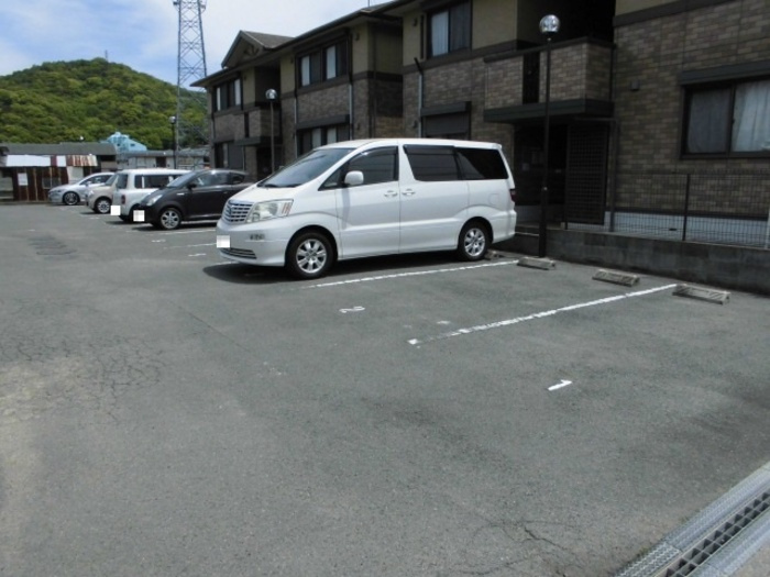 ガーデンコート B棟の駐車場