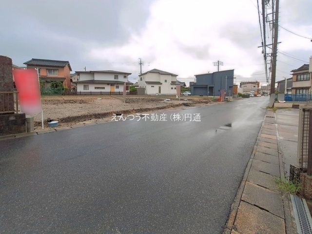ブルーミングガーデン藤塚3丁目の前面道路含む現地写真