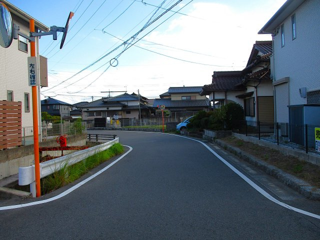 行橋市大字中津熊262番地51（C-37）の前面道路含む現地写真