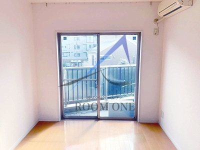 APARTMENT α の居間・リビング|洋室のお部屋です。
