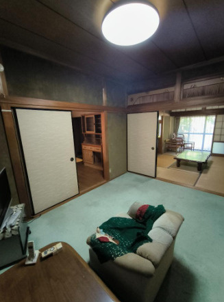 「和の趣あふれる物件」高知市春野町平和　中古戸建ての居間・リビング|隣の部屋へつながる和室。
建具を開ければ、ご家族の気配を感じながら過ごせます。