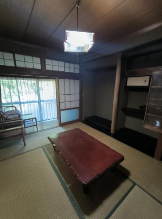 「和の趣あふれる物件」高知市春野町平和　中古戸建ての和室|床の間と収納を備えた和室。
障子越しの柔らかな光が入り、客間やくつろぎの場に活用できます。