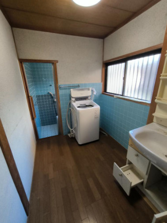 「和の趣あふれる物件」高知市春野町平和　中古戸建ての脱衣所|洗面台と室内洗濯機置場を備えた脱衣スペース。
窓があり、自然光の取り込みや換気ができます。
