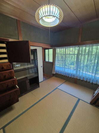 「和の趣あふれる物件」高知市春野町平和　中古戸建ての和室|木の天井と畳が落ち着いた雰囲気を演出する和室。
庭を眺めながら、ゆったり過ごせる空間です。