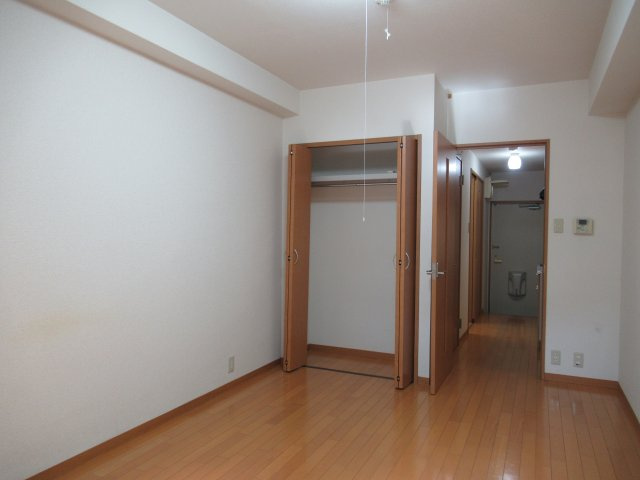 サンクスパレ千代原の洋室