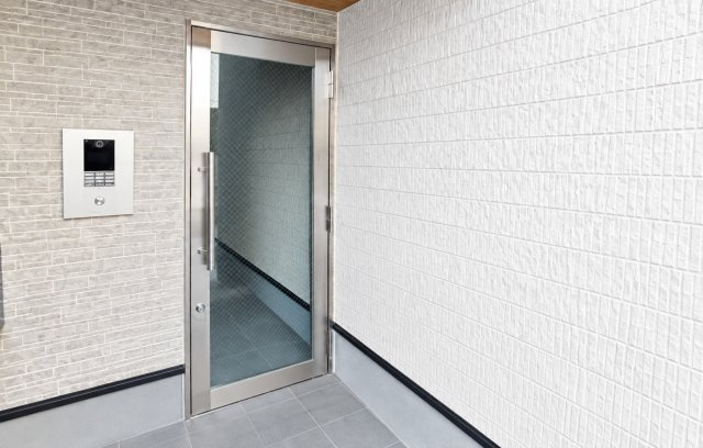 市川市菅野２丁目のアパートのエントランス