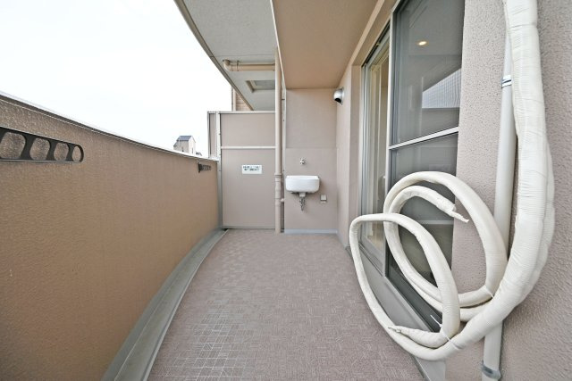 クレアシティ鶴見花博通りのバルコニー|北東向きバルコニーで、直射日光が入りにくく、家具や衣類・本などの日焼けが気になる方にも嬉しい住まいです。