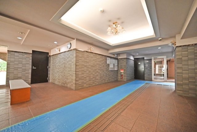 クレアシティ鶴見花博通りのエントランス|清掃が行き届いたマンション内で、毎日快適に過ごせます。